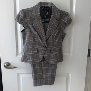 IZ Byer California. Capri suit. Brown and blue. Blazer M, capris 5.
